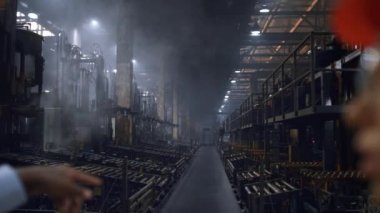 Ciddi mühendisler imalat şirketinin üretimindeki projeyi tartışıyor.