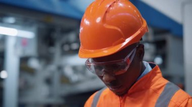 Üniformalı bir tesiste çalışan yakın çekim amiri. Üretim endüstrisi konsepti 