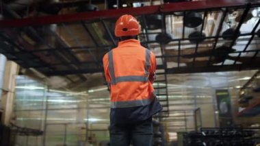 Afro-Amerikalı yönetici üretim deposunda proje çalışması yapmayı düşünüyor..