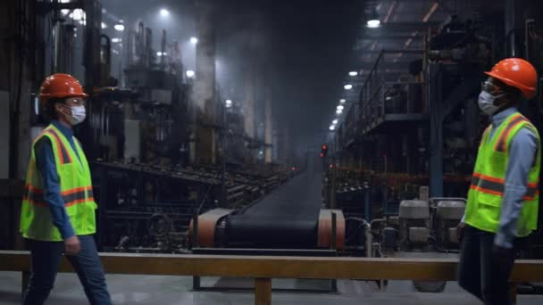 Ipari mérnök partnerek üdvözlő visel biztonsági maszk a gyárban. — Stock videók