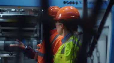 Endüstriyel meslektaşlar modern fabrikayı analiz ediyorlar. Denetleme ekibi