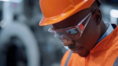 Modern fabrikada çalışan bir portre mühendisi. Gülümseyen yönetici görünümlü kamera