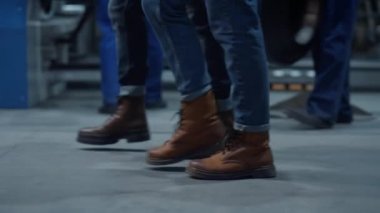 Bilinmeyen endüstriyel meslektaşlar modern üretim enerji şirketinde yürüyor