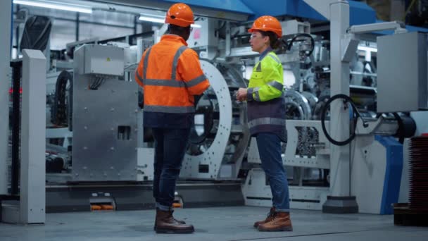 Partenaires professionnels discutant du projet dans une usine industrielle moderne. Travail d'équipe — Video