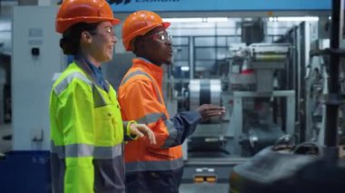 Çağdaş fabrikadan bahseden yöneticiler güvenlik üniforması giyiyorlar. Takım çalışması.