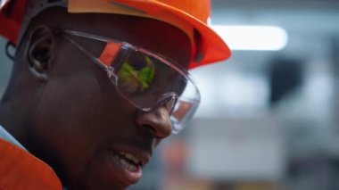 İmalat fabrikasında Amerikalı yönetici konuşuyor. Üniformalı mühendis