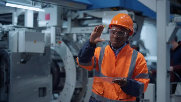 Especialista uniforme trabajando tableta transparente en fábrica. Concepto de trabajo del analista — Vídeo de stock