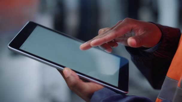 Desconhecido homem mãos batendo tablet computador tela digital na fábrica moderna. — Vídeo de Stock