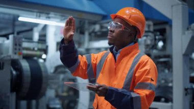 Analist makine fabrikasında modern cam tablet bilgisayar kullanıyor. Hitech konsepti