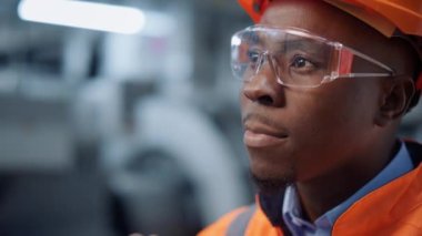 Analizci, modern imalat fabrikasında sanal parçaları taşıyor. Yönetici yakın çekim