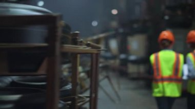 Dijital üretim lastiği fabrikasında çalışan iş arkadaşları. Çalışma konsepti