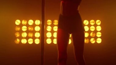 Güzel vücut dansçısı sahnede erotik hareketler yapıyor. Dans eden seksi bayan..