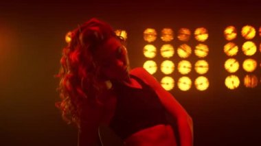 Dans şovunda portre kadın vücuda dokunuyor. Seksi kadın seksi dans ediyor..