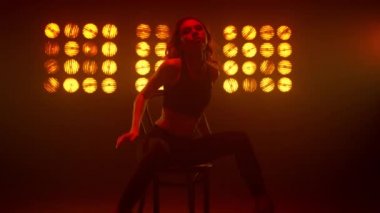 Erotik sicim yapan bir kadın gece kulübünde oturuyor. Dans eden kız.