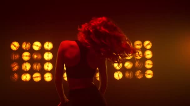 Sexy žena třese vlasy tančící na jevišti. Atraktivní dívka cvičí striptýz. — Stock video