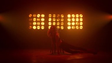 Seksi kadın vücudu duygusal bir şekilde dans pistinde yatıyor. Ateşli esnek kız dans ediyor.