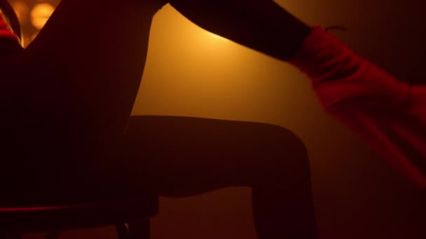 Jambes femme mince faisant des mouvements sexuels sur les projecteurs de boîte de nuit fermer. — Video