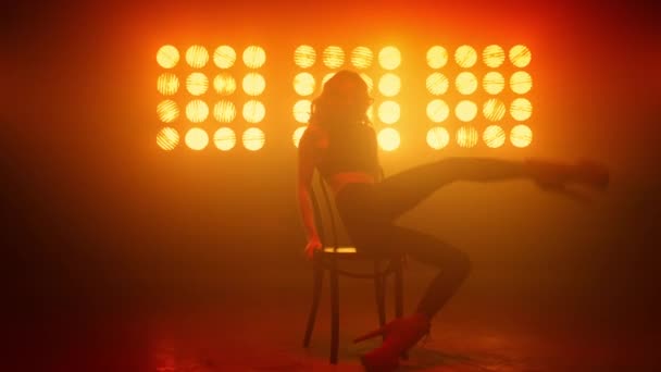 Wanita membuat gerakan kaki seksual di klub striptis kursi. Gadis menari erotis tari — Stok Video