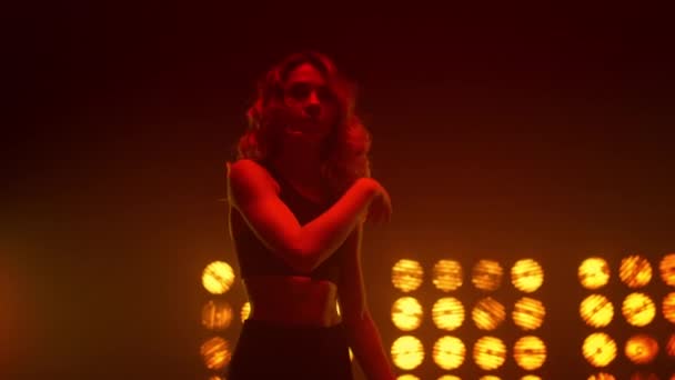 Fit dívka tančí erotický tanec v nočním klubu zblízka. Blondýny pohybující se svůdně. — Stock video