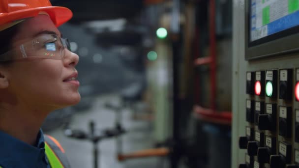 Supervisor mulher olhando tela de máquina de fábrica moderna no close-up facilidade — Vídeo de Stock