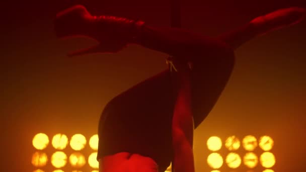 Hermosa mujer practicando poledance en el escenario de cerca. Sexy chica cuerpo bailando. — Vídeos de Stock