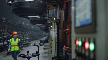 Kadın endüstriyel yönetici imalat şirketinde yürüyor. Fabrika konsepti.