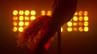 Kulüpte erotik dans yapan baştan çıkarıcı direk dansçısı. Kız pilonda dönüyor.