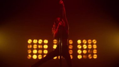 Polonyalı dansçı gece kulübünde şehvetli bir performans sergiliyor. Seksi dansçı kadın..