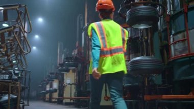 Dikiz mühendisi imalat fabrikasında yürüyor. Modern enerji çalışma konsepti.