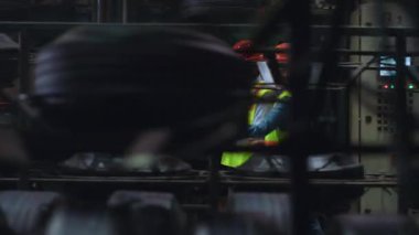 Üretim şirketi projesinde çalışan çekici profesyonel yöneticiler.