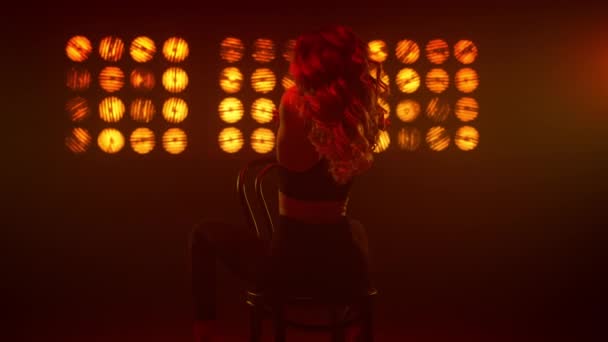Vrouw dansend achterstevoren op stoel nachtclub. blond maken erotische dans. — Stockvideo