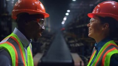 Enerji dijital üretim tesisinde neşeli yönetici ortaklar konuşuyor.