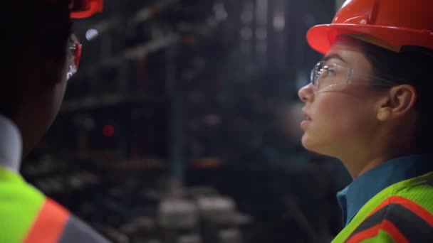 Ingenieros multiétnicos discuten el proceso de trabajo en la fábrica de neumáticos. Equipo sonriente — Vídeos de Stock
