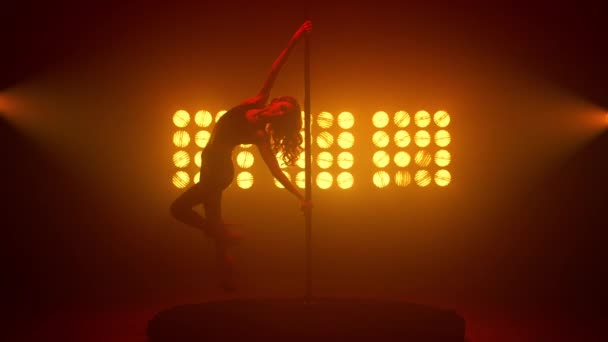 Pole danser dame maakt mooie truc op pyloon. Vrouw bewegend lichaam seksueel. — Stockvideo