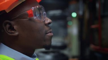 Modern dijital enerji üretim tesisinde endüstri yöneticisi konuşuyor.