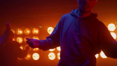 Ön adam break dansçıları gece kulübünde serbest dans ediyor. Takım hiphop gösteriyor.