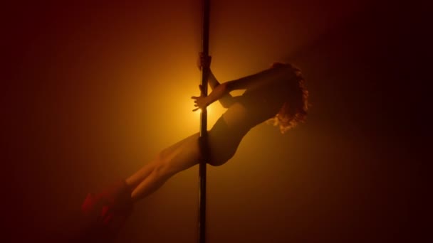 Соблазнительная девушка исполняет сексуальные танцы на клубном пилоне. Женщина, практикующая поледанс — стоковое видео