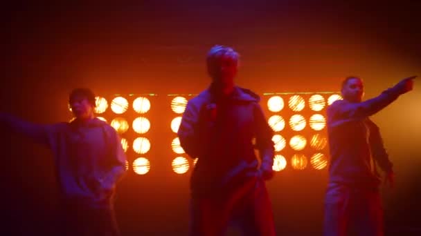 Bailarines bailando hiphop en el show de talentos. Chicos confiados bailando freestyle — Vídeo de stock