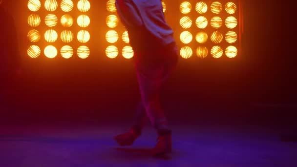 Breakdance guy showing dance elements in spotlight. Dancers performing hip-hop. — Stock Video