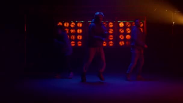 Chicos geniales bailando hiphop en luces de fondo intermitentes. Bailarines actuando en el escenario. — Vídeos de Stock