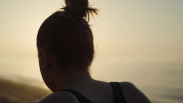 Silhouette-jenta som lager yoga asana-solnedgangslys. Kvinne stående marjariasana. – stockvideo