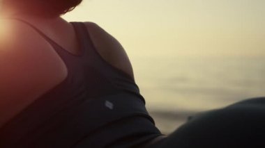 Sportif kız sağIık için yoga egzersizi yapıyor. Kadın esniyor.