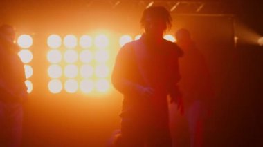 Siluet break dans grubu gece kulübünde dans ediyor. B-boys serbest stil yapıyor..