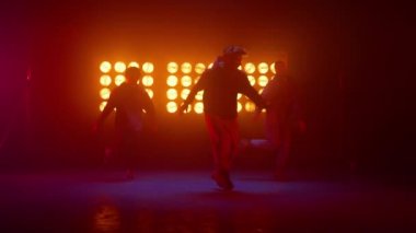 Gece kulübünde break dans yapan üç hiphop çocuğu. Dansçılar serbest dans ediyorlar..