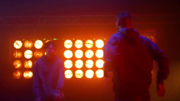 Cool B-boys band die hiphop show maken in de nachtclub. Jongens die breakdance uitvoeren. — Stockvideo