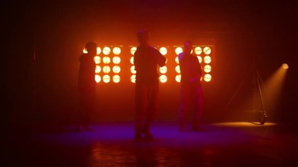 Equipo de bailarines mostrando movimientos de hiphop en el club nocturno. Grupo de baile realizando freestyle — Vídeos de Stock