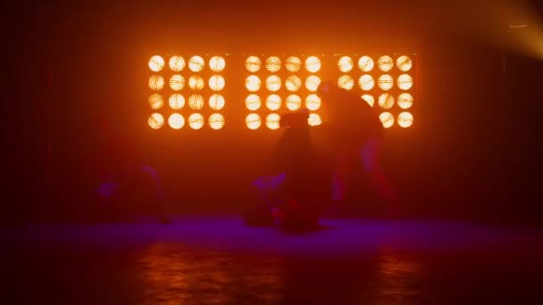 Breakdance crew making tricks on dance floor. Silhouettes hip hop team on stage. — Stock Video