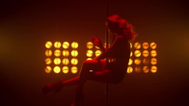 Hot woman pole dancing in front spotlights night club. Dáma dělá erotické pohyby. — Stock video