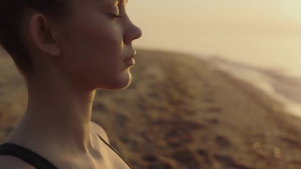 Yogi mulher meditando fechar os olhos na praia de areia de perto. Menina sentindo harmonia — Vídeo de Stock