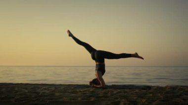 Formda sporcu kadın sabahın erken saatlerinde kafasının üstünde sicim gösterisi yapıyor..